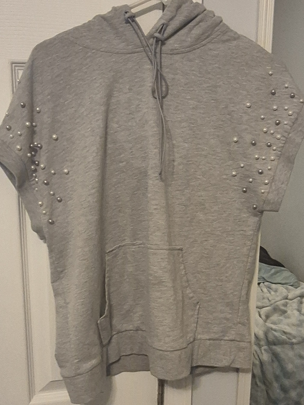 Vocal Light Gray Pearl-Embellished Hooded Short-Sleeve Sweatshirt